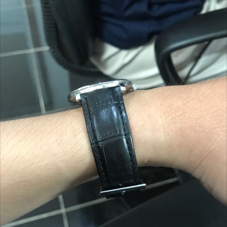 Quá ổn so với tầm giá , có tặng dụng cụ tháo lấp + thanh chốt đồng hồ, mặc dù chất liệu hơi cứng, khuyến khích 5*