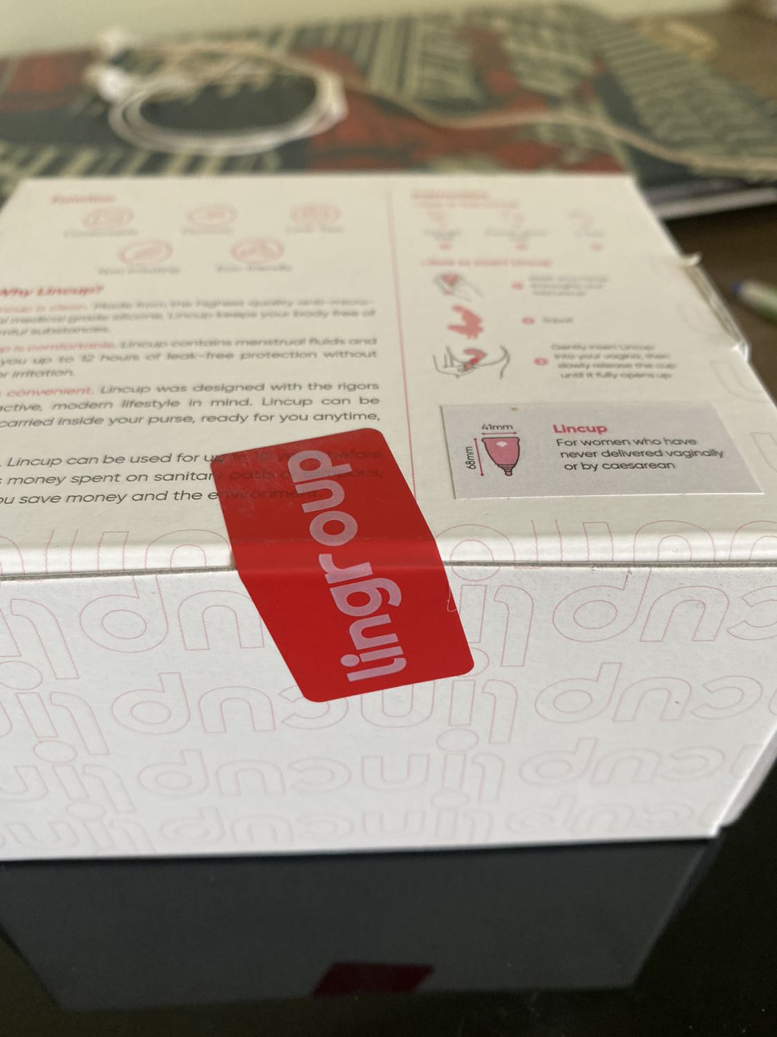 Shop giao hàng nhanh, có tem niêm phong hộp đầy đủ, săn đúng ngày với thêm áp mã giảm thì còn rẻ hơn tận 1 cành nữa ạ, mình đọc review nhiều nhưng vẫn thấy mọi người khen Lincup nhất nên hy vọng lần đầu dùng này sẽ hợp 😛