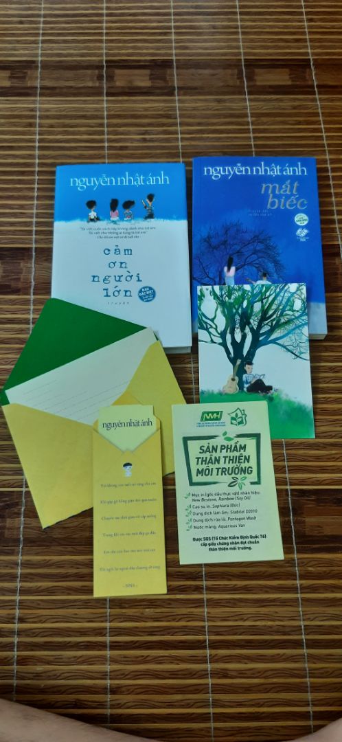 sách đẹp, bìa cứng, khổ vừa rất dễ cầm, mua sale 70% nên giá chỉ còn 66k, sách còn nguyên màng nilon, đan xen với nội dung còn có những hình minh họa rất ngộ nghĩnh, đôi khi mọi người sẽ thấy được chính mình trong đó với những suy nghĩ ngây ngô, vô tư, những "trò chơi" mà có lẽ ai cũng từng trải qua như lật mi mắt hay giữ cho công tắc điện ở vị trí thăng bằng