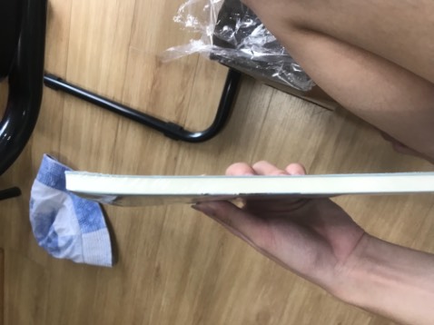 * điểm trừ:
- sách cong hẳn sang một bên nhìn như con tôm, xước đôi chỗ
- tiki bây giờ xịn xò quá bonus cho hẳn cái dính dính chỗ tên nhà xuất bản luôn =)))) bóc không ra mà còn bị xước
* điểm cộng
- giá sale rẻ, ổn (50k) giá gốc (90k)
- sách cô Tư nên yên tâm về nội dung
- có bookmark, có bọc sách chống bẩn
 * điểm chưa hài lòng
- sách quá mỏng ( dù biết sách cô Tư là mỏng )

mình cho 2 sao vì sale thì sale chứ không phải cứ sale là được bán sách xước cong cho khách, chê nha

ẢNH CUỐI LÀ KẾT QUẢ CỦA CHIẾC TÓC HAY GÌ GÌ ĐÓ CỦA TIKI NHA MỌI NGƯỜI, CẬY RA THÌ ĐỒNG NGHĨA VỚI VIỆC CÁI BÌA NHÌN NHƯ MỚ GIẺ LAU