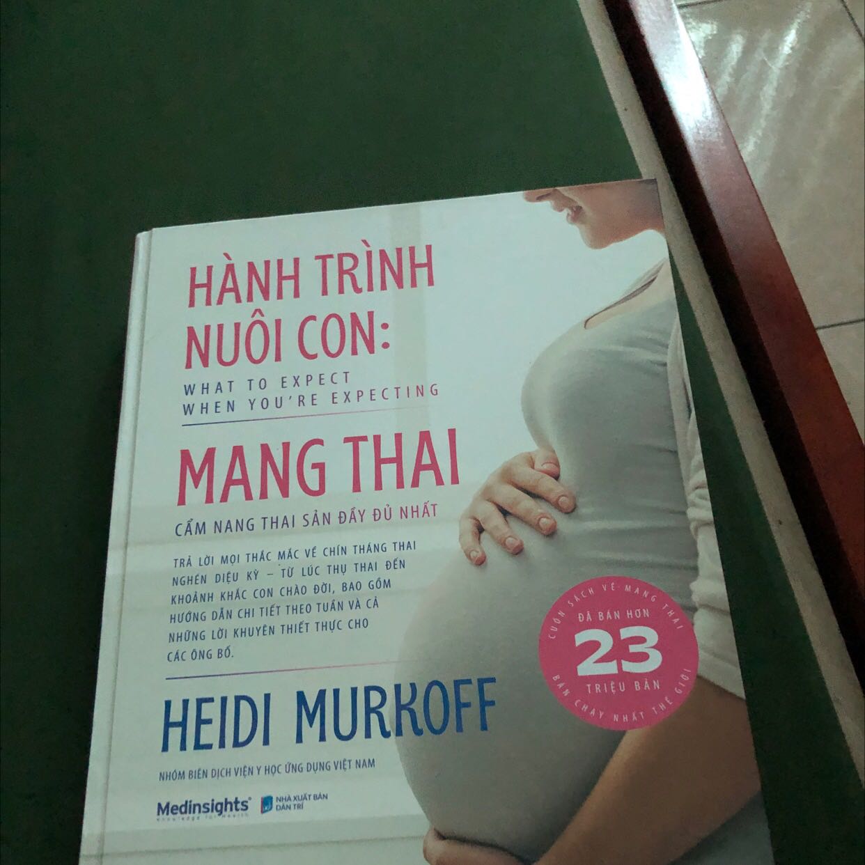 Sách in màu, giấy dày xịn :)) 1 cuốn cẩm nang như sách giáo khoa cho các bà bầu nha :D