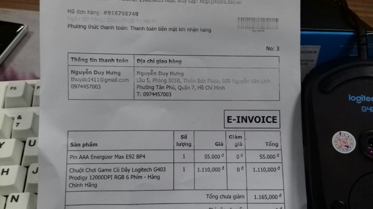 Mình vừa nhận được chuột G403 wireless sáng nay, mình order của Tiki Trading ngày 20/07/2018. 
Ngoại quan chuột còn mới. Hộp có tem của nhà phân phối, seal trên còn nguyên, seal dưới được cắt để dán tem lên chuột. Cắm vào máy tính chuột nhận, và dùng rất tốt.
Có điều là chuột bảo hàng chính hãng nhưng mình không thấy tem của Digiworld ở mặt dưới chuột, mà lại là tem của cty Vĩnh Xuân (Hà Nội) là sao nhỉ !? 
Riêng tem của Vĩnh Xuân thì để ngày tháng mua hàng của mình là tháng 4/2018, đâu có đúng, mình mua tháng 7/2018 mà.
Với lại trên Tem chuột hay trên vỏ hộp, cũng như hóa đơn mua hàng mình tìm hoài thì cũng không thấy có chỗ nào ghi thời gian bảo hành 24 tháng cả.
Hơn nữa Serial Number của chuột và hộp không trùng nhau. Mình vừa nhận được chuột G403 wireless sáng nay, mình order của Tiki Trading ngày 20/07/2018. 
Ngoại quan chuột còn mới. Hộp có tem của nhà phân phối, seal trên còn nguyên, seal dưới được cắt để dán tem lên chuột. Cắm vào máy tính chuột nhận, và dùng rất tốt.
Có điều là chuột bảo hàng chính hãng nhưng mình không thấy tem của Digiworld ở mặt dưới chuột, mà lại là tem của cty Vĩnh Xuân (Hà Nội) là sao nhỉ !? 
Riêng tem của Vĩnh Xuân thì để ngày tháng mua hàng của mình là tháng 4/2018, đâu có đúng, mình mua tháng 7/2018 mà.
Với lại trên Tem chuột hay trên vỏ hộp, cũng như hóa đơn mua hàng mình tìm hoài thì cũng không thấy có chỗ nào ghi thời gian bảo hành 24 tháng cả.
Hơn nữa Serial Number của chuột và hộp không trùng nhau.