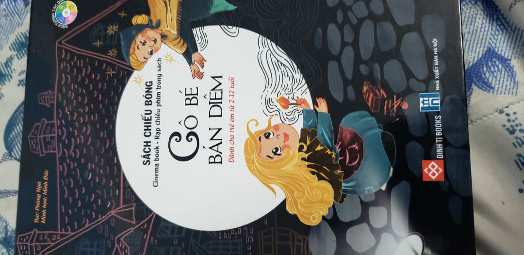 Đặt tối hôm trước, trưa hôm sau đã nhận ngay, dù chỉ chọn giao hàng tiêu chuẩn. Nhận được sách khá là thích. 1 cách đọc sách hay cho bé. ,chiếu bóng kèm âm thanh và nhạc. Tắt đèn kể chuyện cho con. 2 bé ở nhà cực kỳ thích luôn