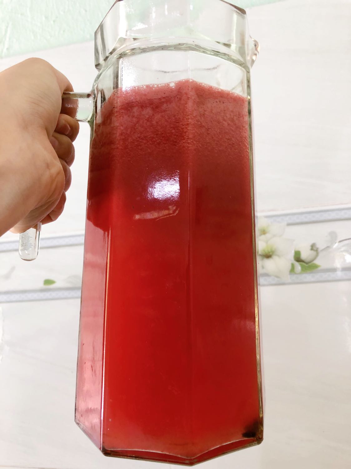 Lúc mua cũng phân vân đủ thứ vì thấy mấy cô bán sinh tố toàn xài máy loại 4-5trieu, nhưng mua cho gd xài nên chọn loại có giá phù hợp xíu, thấy máy khá ổn, ép bả hơi văng trong, chịu khó ép xong vệ sinh liền nhé!   Mình ép dưa hấu trong hình bả k khô lắm, bữa trước ép thơm vs cà rốt thấy cũng khô lắm nè. Nó chung cần mua máy cho gd xài mình thấy máy ép này rất ổn vì ly chứa chỉ 500ml, chịu khó đổ ra bình chứa to hơn. Chúc mn có sp tốt.