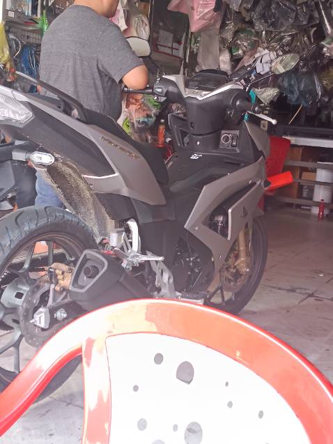 Mới tập chạy xe tay côn, máy bốc lắm dã man mà chưa hết rodai nên k dám kéo, nhân viên cửa hàng nhiệt tình, cửa hàng sang trọng tinh tế