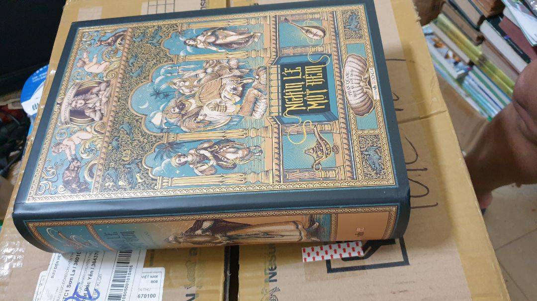 Mua lúc giảm giá 45%, sách đẹp, nhiều minh họa. Chỉ tội là tiki vẫn đóng hàng ẩu như mọi khi, sách bìa cứng, dày và nặng thế mà chỉ có 1 lượt hộp câc tông mà k chèn hay bọc gì, may mà chỉ móp nhẹ 2 góc