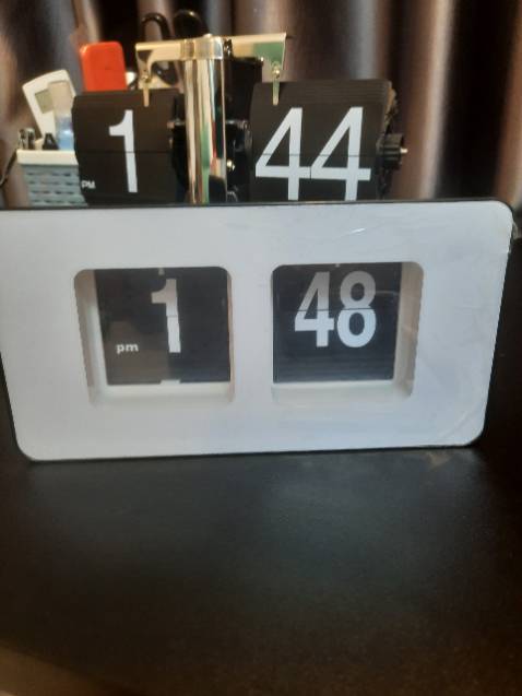 Xịn đồng hồ lật số rất đẹp, mình mua cả bản cao cấp và tiêu chuẩn 
Để lên bàn nhìn xinh hẳn lun.
Shop gói hàng kĩ lắm nha tks shop