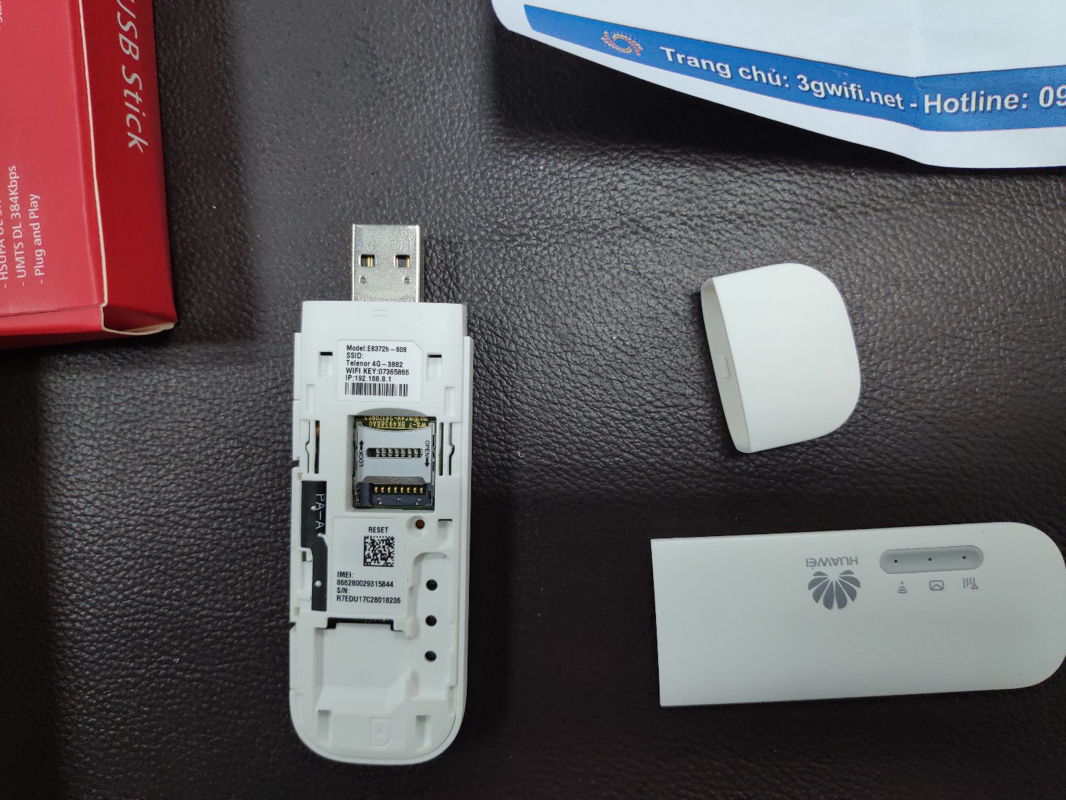 Đây là bản dành riêng cho nhà mạng Telenor 4G, người bán đã unlock để sử dụng tại VN, không phải hàng chính hãng (không có tem bảo hành chính hãng, mã E8372h-608, SSID là Telenor 4G, hình đính kèm)

Bản chính hãng có tem anhngoc.vn, mã E8372h-153, SSID là Huawei

Giá bản unlock nhà mạng Telenor 4G ngoài thị trường chỉ khoảng 650 ngàn, đây là hình thức *** khách hàng là hàng chính hãng để bán giá cao. Anh em cần lưu ý kỹ trước khi đặt mua sản phẩm này.
