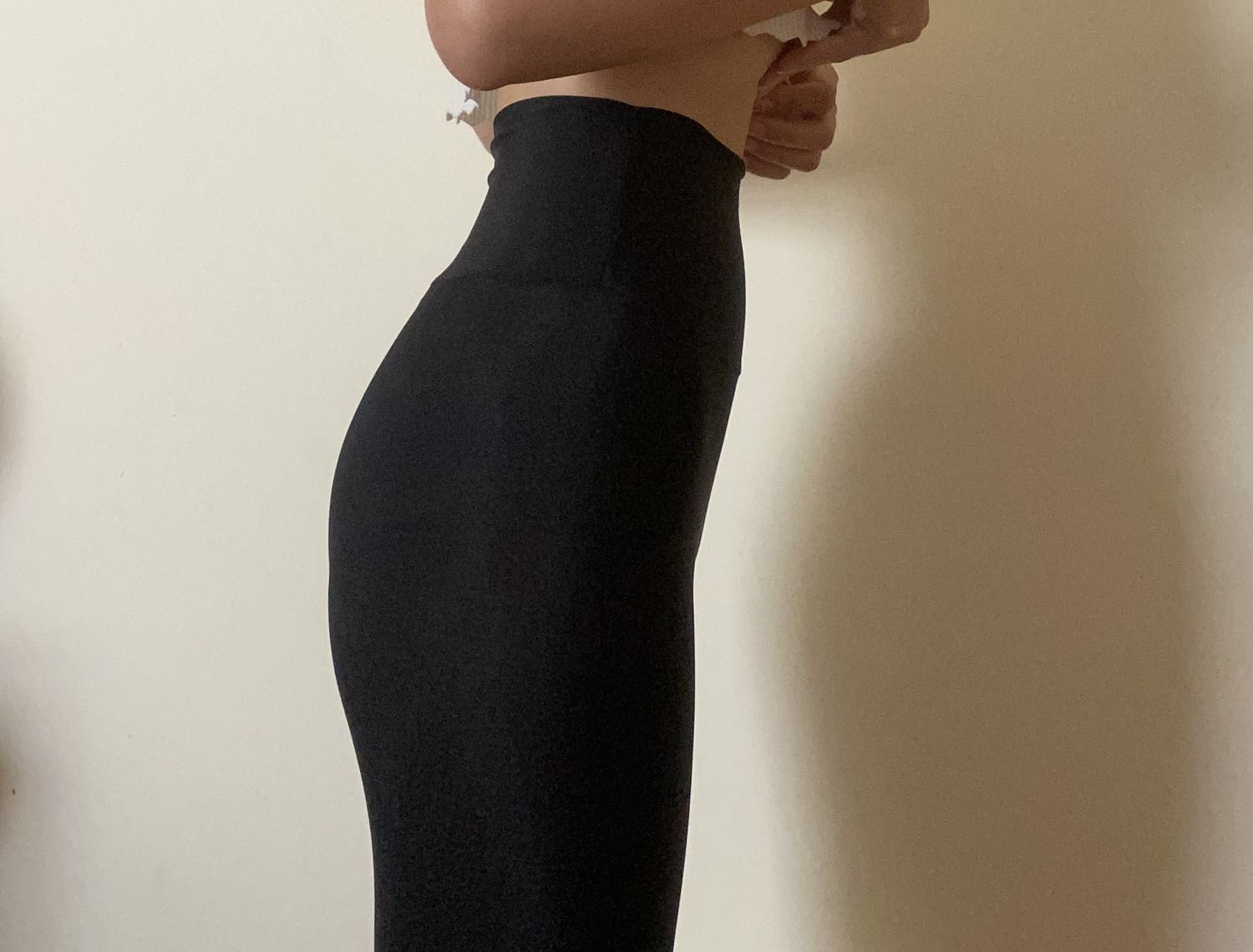 Đóng gói gia trong ngày, mở ra nhìn nhăn nhưng mặc lên from chất quần dẹp kinh khủng, mát mịn, mỏng
cạp cao lắm nên mua