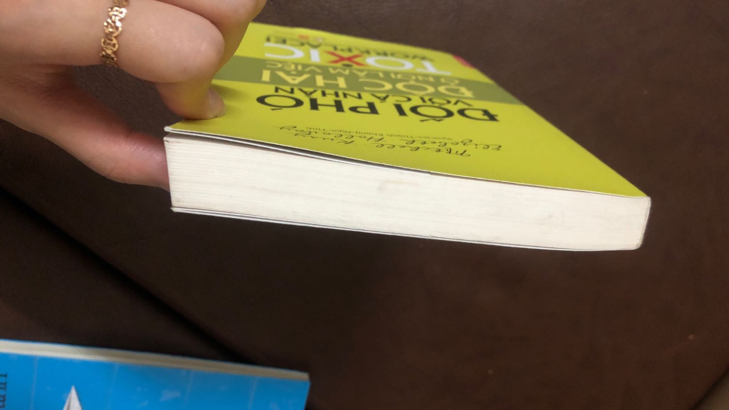 Trước khi đặt mua mình quên k đọc phần giới thiệu sách xuất bản từ 2017, quyển mình mua cũng in từ đầu năm 2017 luôn tức là 3 năm r vẫn bị xếp trong kho ._. (nhìn đến đây là hơi thất vọng r), siêu bụi và bị bám bẩn khá nhiều, lau r vẫn k sạch đc, mà giở sách ra laii thấy bụi bám vào tay tiếp hic, chụp trên ảnh có thể k rõ nhưng bên ngoài nhìn nó đen đen bẩn bẩn mất thẩm mĩ lắm.
Nếu được mong tiki đổi trả quyển mới hơn cho mình, vì sách cũ tnay mà hơn 70k mình thấy cũng k rẻ.
3-4 tháng trước đặt sách lần nào cũng rất hài lòng vs tgian giao hàng và chất lượng sách của tiki. Nhưng tgian gần đây hầu như lần nào mình đặt sách cũng đều sẽ có sách có vấn đề như là sách cũ/móp gáy đại loại vậy.