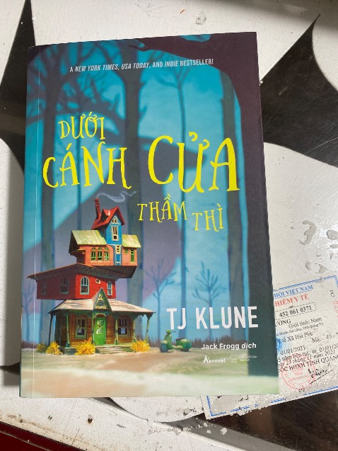 Đọc xong rv cho mng nè. Thông điệp cực kì ý nghĩa, rất rất hay. Đó là điểm sáng lớn nhất, còn lại thì trung bình. Sách đẹp lắm, chắc chắn real rồi, có seal bookmark đầy đủ, giảm giá rất rất sâu. Ngoan xinh yêuuu