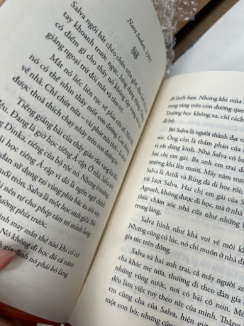 hàng giao nhanh chóng và cẩn thận. sách được bọc trong bubble wrap nên không bị trầy xước hay móp góc. duyệt!!