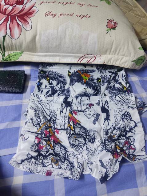 Quần Ok. Dây thun thì hơi dan, dự mặc mõi cái chắc được khoảng chục lần vì nhìn chất liệu khi vào máy giạc rồi khả năng giãn dây thun rất cao. Nhưng nói chung là quần giống hình. Vì lo lắng mặc không vừa do mua mấy chỗ khác lấy size 2XL mặc ko được nên lấy 4XL của shop vì shop chỉ có 2 loại size là 4XL và XL. Quần 4XL này mặc vừa nhưng có vẻ dể tuột, nếu giặc vài lần sẽ tuột. Lần sau sẽ đặt 3XL thôi. À mà chỗ chưa súng hơi nhỏ tí, không thoải mái.