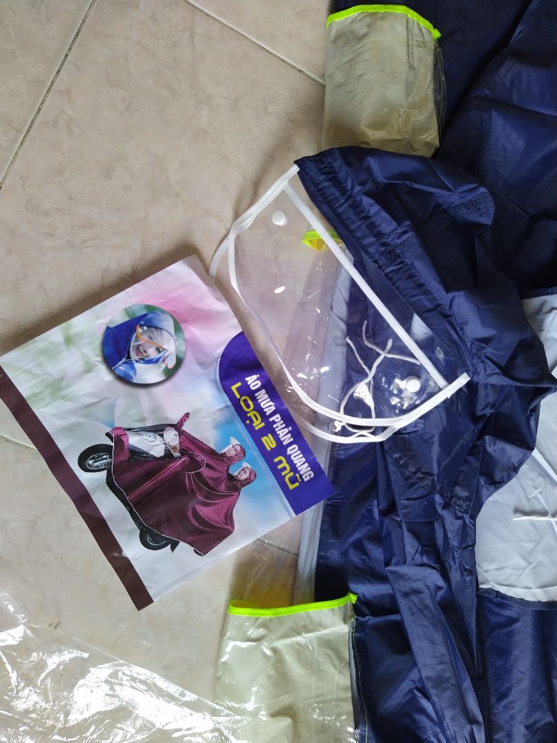 chất liệu vải vừa vặn, không dày cũng không mỏng, khá ổn.
tuy nhiên trừ một sao vì không giống ảnh mô tả vì nón trùm đầu người ngồi sau không có kính che, trong khi người ngồi trước thì tới 2 lớp kính, như trong hình