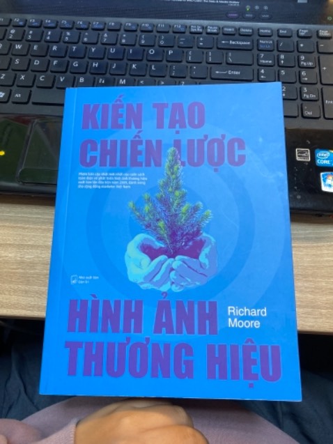 Gói hàng cẩn thận, không móp méo.
Chưa đọc xong cuốn sách nhưng nhìn chung thì thấy nội dung phù hợp với nhu cầu tìm hiểu sâu về thương hiệu của mình, nội dung cập nhật, sâu sắc. Có thêm cả những nội dung phân tích khá ấn tượng. Đọc xong quyển này mình sẽ review cụ thể sau
