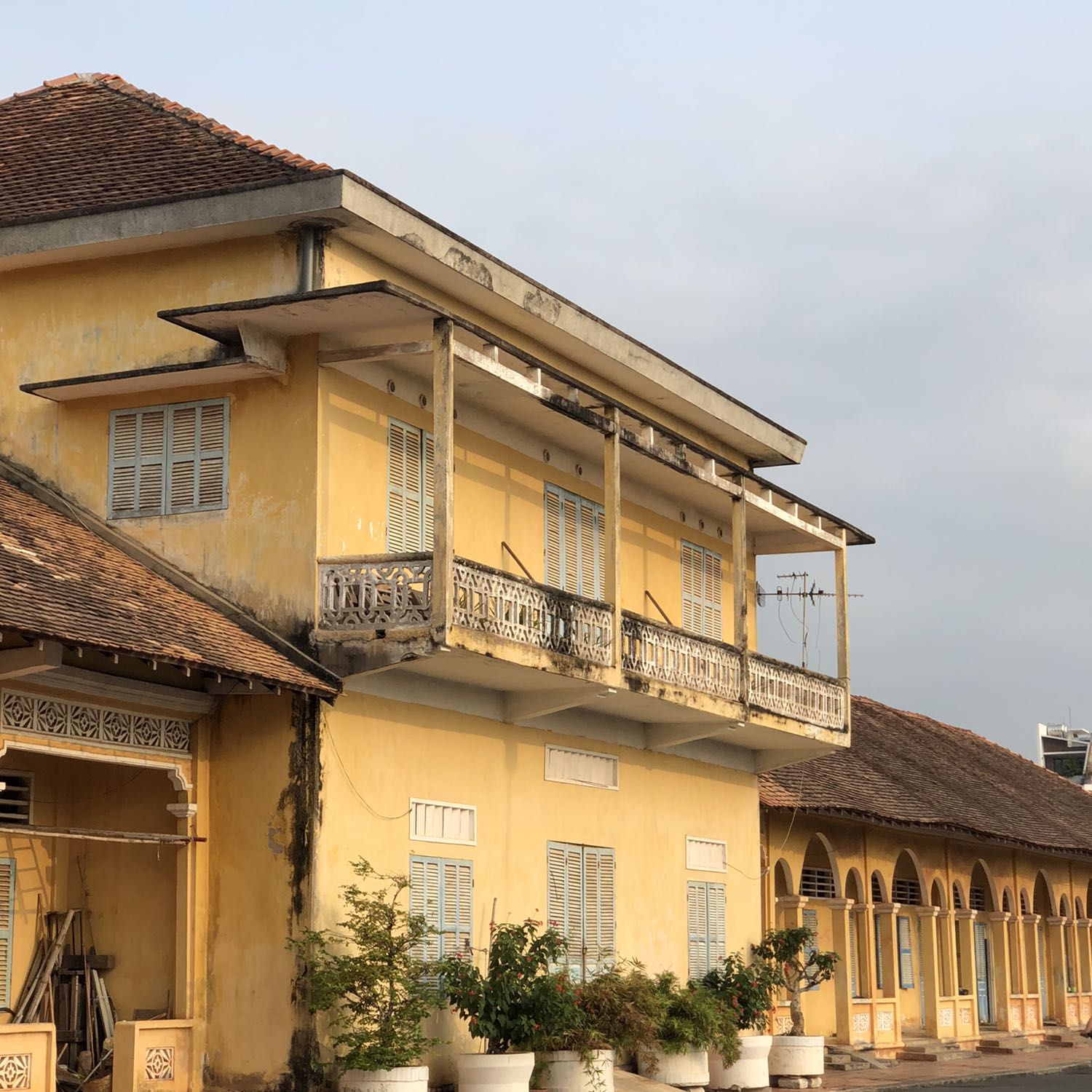 Đóng gói rất chắc chắn. Hàng nguyên vẹn. Chất lượng sản phẩm ổn. Giá tốt. Nên mua. Hết sẽ mua nữa