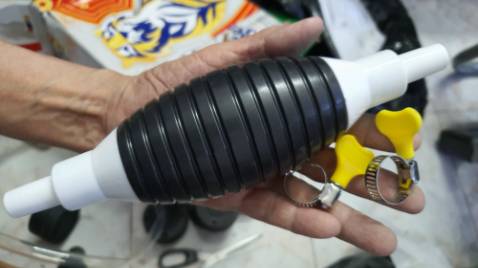 Sản phẩm không đúng với hình ảnh trên trang web.Hình ảnh quảng cáo đầu bơm bằng kim loại, nhưng hàng nhận được thì đầu bơm bằng nhựa. Đề nghị shop giải thích rõ