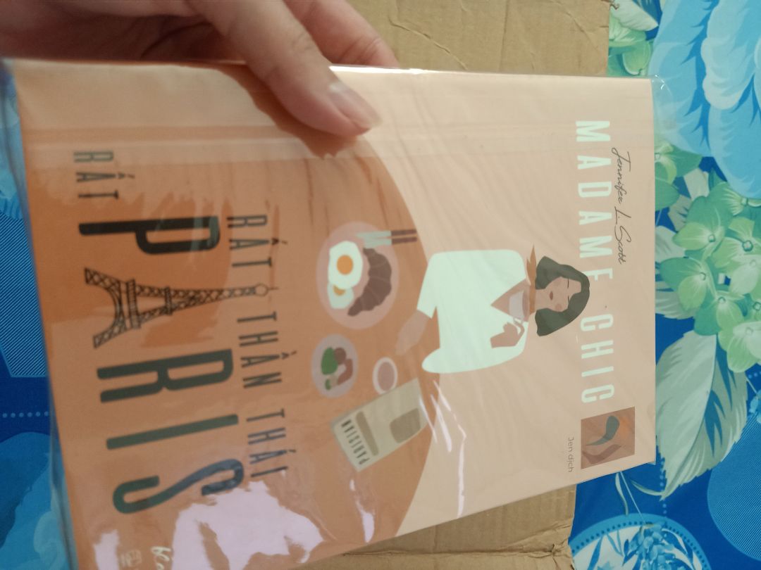 mình có đọc sơ qua vài trang thì thấy, đa số là cách thanh lịch kiểu người phương tây, mình thấy nó cũng đáng để bản thân học hỏi, chẳng nhưng về trang phục mà còn cả cách thể hiện bản thân phải tự tin như nào, mình thấy rất ưng ý với nội dung này. Vào mấy hôm nay, ở chổ mình hay mưa, không ngờ tiki còn có bọc nilong cho mình nữa nên mình rất vui.