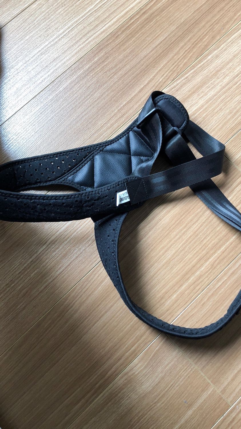 Sản phẩm này có chút khó chịu khi đeo cần phải mặc áo trong mà ko đeo nhu hình mô tả. Nếu đeo ko mặc áo sẽ bị đau rát ở vùng nách.