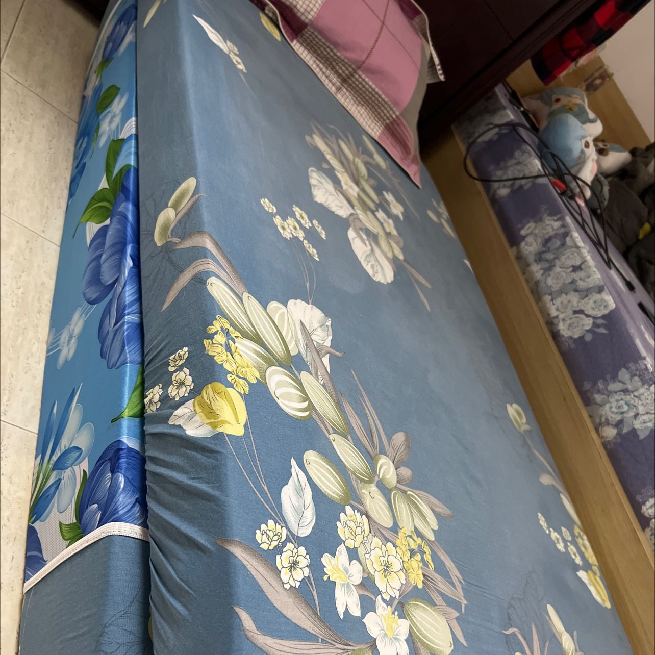 Nệm tốt nhưng thiết kế miếng vỏ đệm quá chật (nhìn thì đẹp, căng nhưng ko có độ co giãn nhất định) nên khi gấp vào rất bất tiện, so với sp everon ceramic, padding hay lite thì điểm này k-bedding ko bằng. Nên nghiên cứu để cải tiến thêm thì sp sẽ được chấp nhận hơn.