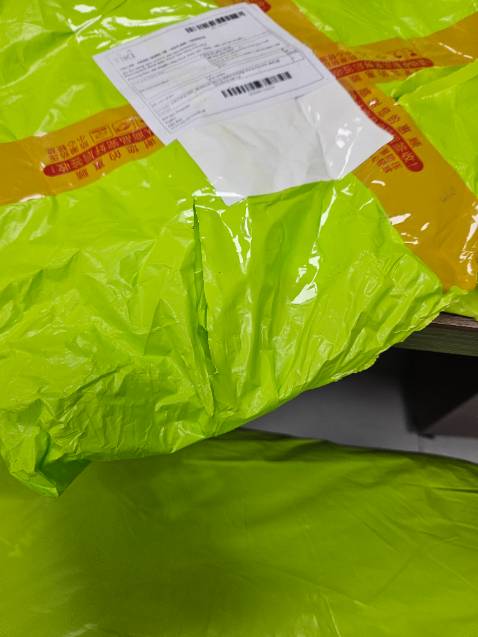 (*) Đánh giá không tính điểm
Balo đẹp. Tuy nhiên bên vận chuyển không biết do kiểm tra hải quan hay sao lại có rạch bọc gói hàng. Vết lưỡi dao cắt vào làm rách cả bề mặt quai đeo.