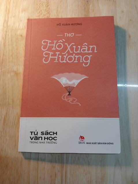 Sách bìa xinh ghê ý. Mà trong ấy chỉ in mỗi thơ thôi, mình cứ nghĩ có cả bài phân tích thơ. Mà mua về đọc cũng hay lắm lắm.