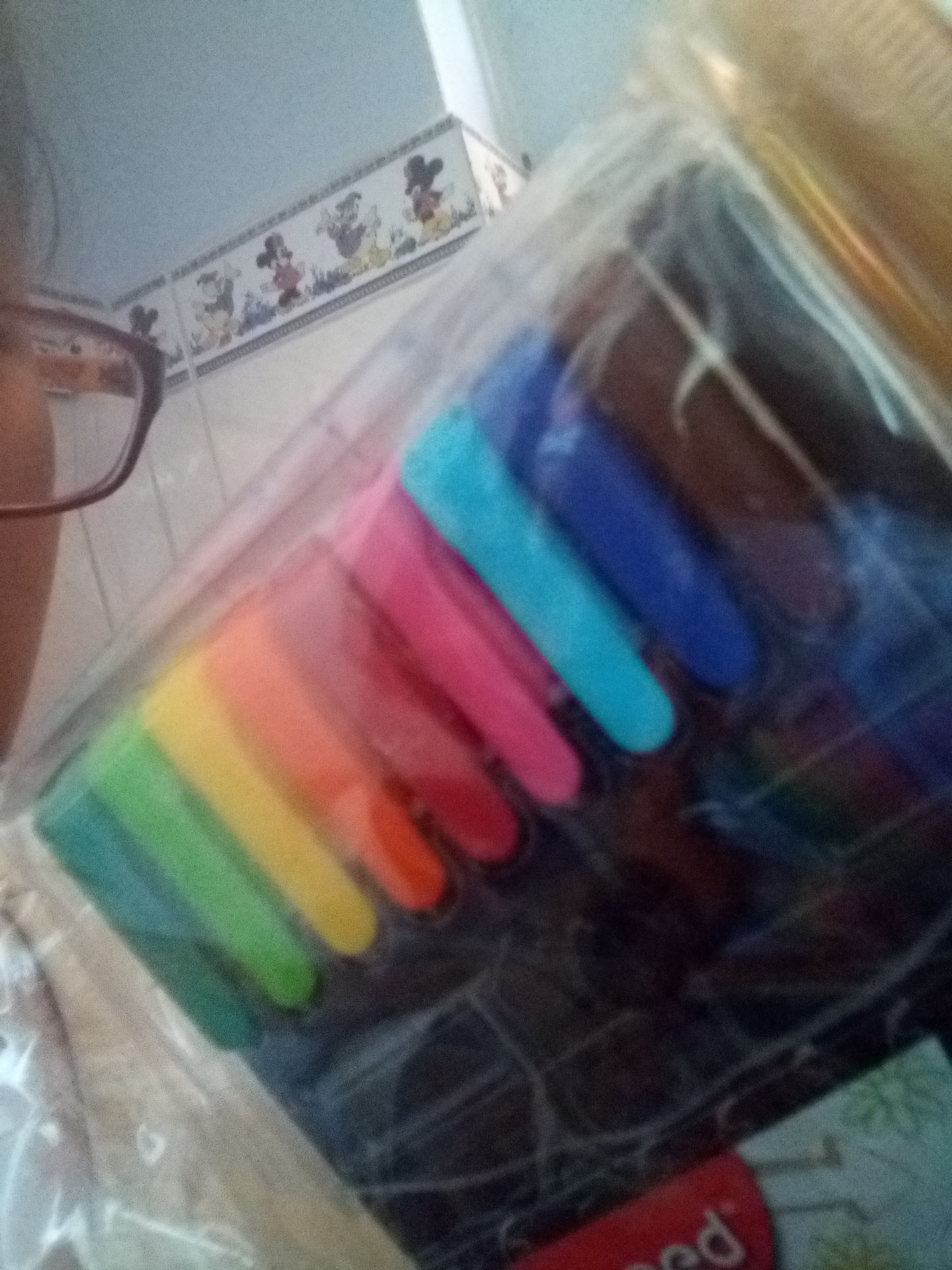 Giao hàng nhanh, bảo quản tốt, kỹ càng, màu sắc đẹp, viết êm gói đẹp, bền, có túi đựng