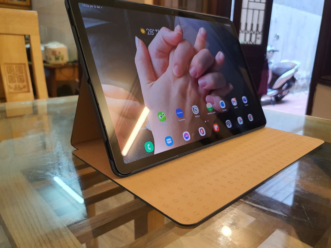 Hoàn thiện khá tốt, ok trong tầm giá.
Chất liệu ok.
Điểm trừ cho cái bao da của mình là có một vết nhựa dính vào ở mặt trong phía sau.
Không ưng lắm cái vỏ hộp, vì nó bị gãy, cảm giác như hàng để kho lâu, không được bảo vệ tốt lắm.  
Lưu ý khi dùng kiểu bao da này là không gắn bút được ở cạnh bên, nên khi để nằm tab sẽ để bút lung tung. Bút chỉ gắn ở phía sau camera, không có gì cố định, nên khi cho vào balo dễ rơi ra, dễ quên khi mang đi.