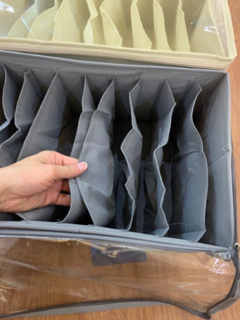 Hôp chia ngăn giúp quần áo phòng mình rất ngăn nắp. Thẻ chính hãng xịn xò, chất liệu vải khôg dệt nên mình thấy gọn nhẹ, mùi hơi lạ nhưng người bÁn bảo hàng an toàn với môi trường, khung cứng cáp chắc chắn. QuÁ thích ở chỗ có thể gấp gọn lại cũng rất tốt, phù hợp với phòng có nhiều đồ đạc! Cần phải phân loại.