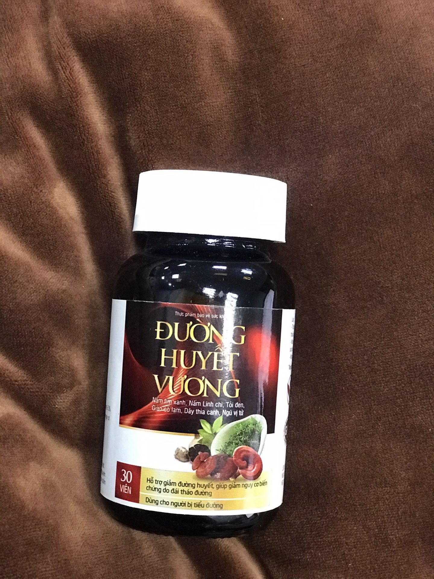 Được cô em làm dược giới thiệu nên an tâm dùng thử, được cái shop tư vấn rất nhanhd đúng lúc mình đang cần gấp nên không ngại ngần quất luôn 5 hộp xong được tặng máy đo đường huyết luôn, có cảm tình với shop ghê, hộp thì chắc chắn, có logo rõ ràng, hàng giao đầy đủ, quà tặng cũng được bọc bóng luôn, tặng shop 5 sao