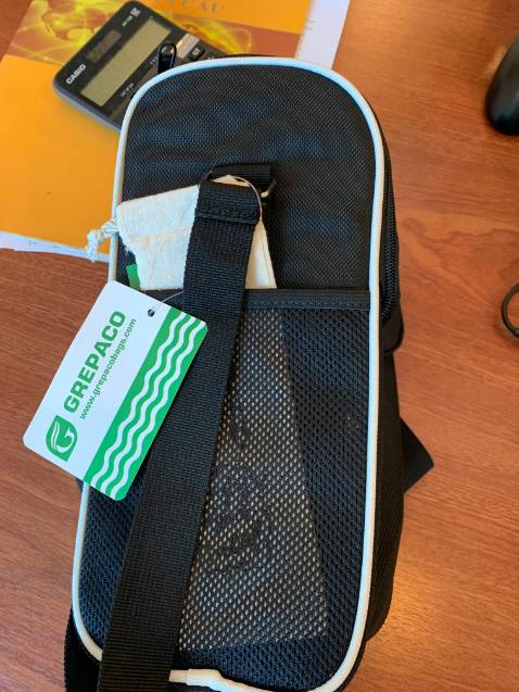 Shop dễ thương lắm, cái túi mình mua bị lỗi, mình liên hệ để đổi lại. Sau khi hỏi nguyên nhân và xem hình ảnh mình gửi. Shop gửi liền cho mình cái túi khác còn nói chị không cần gửi trả lại cái túi bị lỗi nữa. Mình nói với shop để mình trả lại cái túi bị lỗi nhưng shop  không chịu lấy về hic hic. 
Túi chắc chắn, nhìn gọn gàng nhưng đựng được khá nhiều, nên mua nếu có nhu cầu