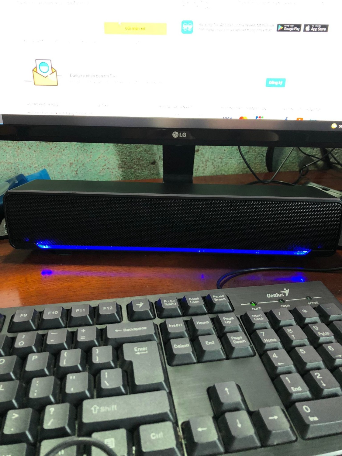 Giao Hàng nhanh 4 ngày là nhận được ạ !! Shop đóng gói quá kĩ còn dán băng hàng dễ vỡ nữa nên quá an tâm. Chất lượng quá oki trong tầm giá từ 230k. Âm loa ấm , bass loa tạm ổn, có đèn led nữa ! Nói chung là quá hài lòng sản phẩm của shop