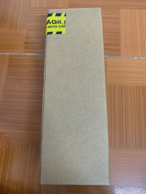 Giao hàng nhanh chóng, shipper lịch sự, đóng gói kĩ càng, mẫu mã đẹp. Có tem nhãn ngay nắp chai.