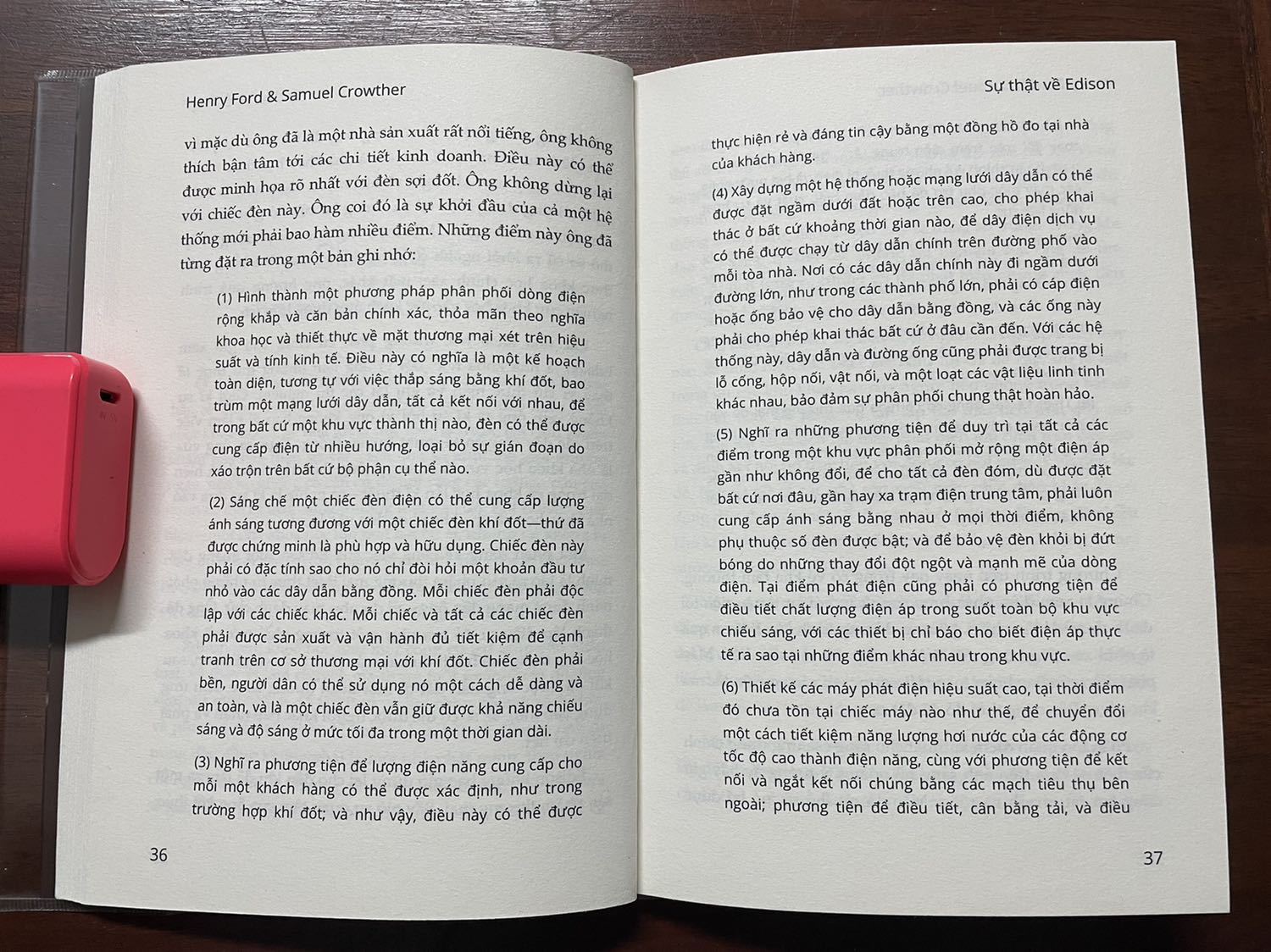 Cuốn sách này chỉ dừng ở mức bình thường
Như thường lệ của các sách có xu hướng khích lệ con người qua những nhân vật nổi tiếng, ta thấy một con người làm việc chăm chỉ và đam mê với công việc một cách đáng kinh ngạc. Điều này hiển nhiên là một lẽ tất nhiên của cuộc sống nhưng nó cũng mang lại sự mệt mỏi nặng nề lên bản thân của người lao động.
Một số thông tin trong cuốn sách này khá hay ho như tầm nhìn của Edison trong việc phát triển hệ thống cung cấp điện và thiết bị điện. 
Tuy nhiên về căn bản cuốn sách không gây hứng thú quá nhiều cho bản thân mình. Hơi tiếc cho Ecoblader khi xuất bản cuốn này, dù hãng sách này thường cho ra những tác phẩm dễ đọc và hay.