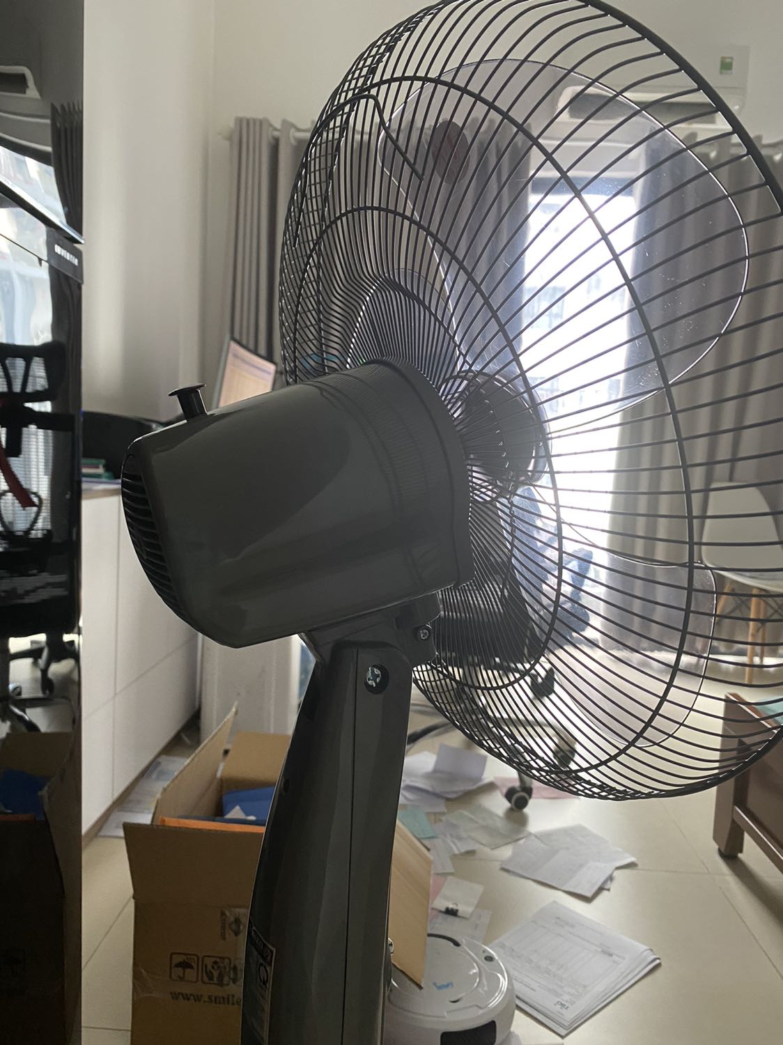 quạt bị hư cứ bị quay lên trời, chinh xuống nó lại tự quay lên trời tiếp, phải tự lấy ốc víc mở ra chỉnh lại
mua hàng mới mà như mua hàng củ
chân quạt thì yếu để quạt quay là nghe tiếng rè rè liên tục nếu tiki mà cho up clip lên thì mn sẽ thấy nó kêu như thế nào
tóm lại gần 500k mà không ra sao