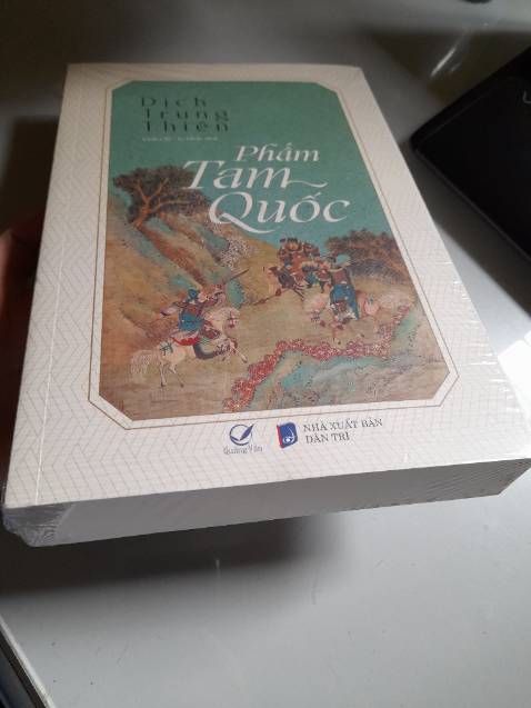 Cày xong bộ Tam quốc là phải đi lùng các cuốn bình luận sách. Mới mở ra đọc được bình luận về Tào Tháo - nhân vật yêu thích của mình mà tâm đắc ghê: thà làm "chân tiểu nhân" còn hơn "ngụy quân tử". Mà trong Tam quốc thì ngụy quân tử đầy rẫy.