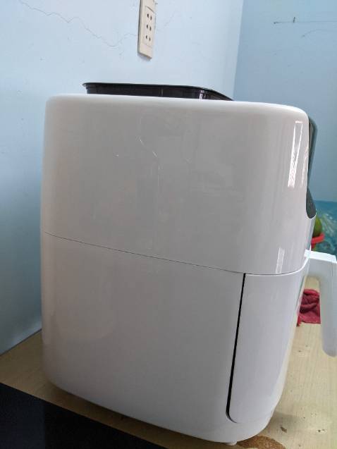 Lần đầu mua hàng trên tiki với giá trị cao vậy, đau tim lần 1 ghê. Cái đầu tiên nhận về bị lỗi như ảnh, hộc chiên đóng vào bên hở bở kín, nhờ tiki thu hồi & được đổi cái mới. Hào hứng mở ra kiểm tra phần hộc đầu tiên & kết quả hở hơn cái đầu 🤣. Chắc lô này sx bị lỗi hộc quá. Đường nét chưa được chi tiết lắm, các đường mép nhựa hơi cứng bén nha, hỏng lẻ hàng sale nên toàn là hàng bị khuyết nọ khuyết kia ??? Về chức năng thì trước mắt mới *** nướng. Để sài thời gian thì mới biết bền hay hok. Hi vọng là bên. Đau tim lần 2..