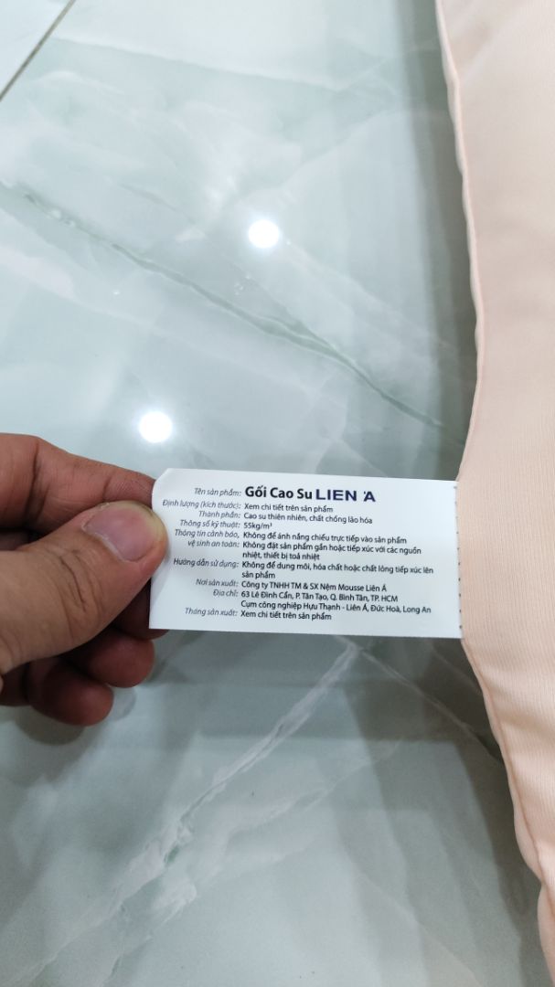 Hàng chất lượng, k bị mùi cao su, êm ái. Gối hơi dày, nên nằm bị cao đầu.