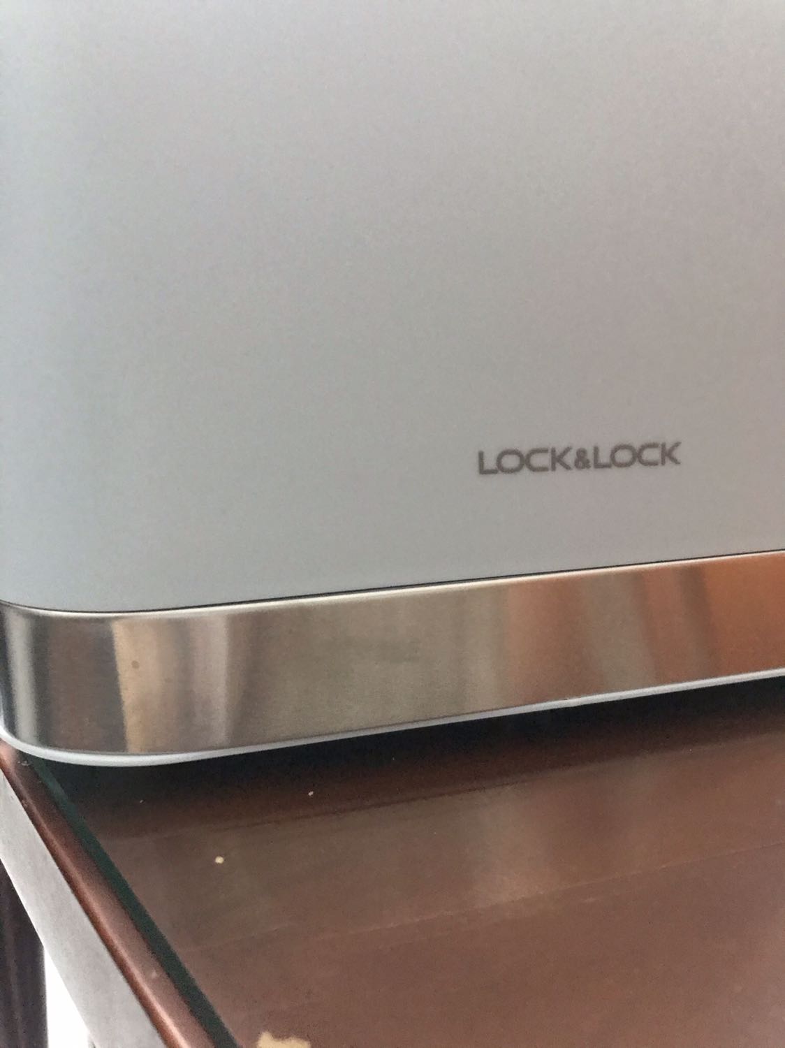 Đợt này là mình mua lần 2 để tặng cho bạn bè luôn rồi đó vì sự tiện lợi của nó. Mình mua lúc có mã giảm còn 464k.

Siêu tiện lợi cho các buổi sáng. Work from home nên là cần ăn nhanh. Tips của mình là mua bánh mì sandwich ở ABC, cá ngừ hộp, pate,... Sau đó chỉ phần phết lên bánh mì, ăn kèm với mayonaise là xong. Bánh mì nướng xong cắn phát rột rột giòn tan, dễ ăn mà lại ngon lành nữa. 

Điểm trừ: phần miếng nhôm bao quanh lần này của máy chưa được hoàn thiện lắm, hơi lõm vào trong không được thẩm mỹ.