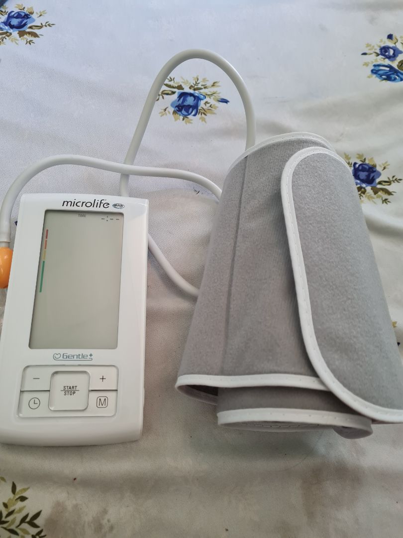 xài đc hơn 1 tháng (ngày xài 2 lần) thì thấy hơi  ko nhả ra mà bóp tăng lên hoài. Gọi tiki để bảo hành thì hơi mất thờ gian vì tiki phải liên hệ nhà bán, mất đâu 10 ngày tưởng toi rồi vì nghe nói ko biết có bảo hành sp này ko. Mãi sau mới đc tiki trả lời *** là do hết pin nên bị vậy, còn bảo hành thì 5 năm lựng. Hú hồn. Rút kinh nghiệm mua hàng lần sau xem kỹ chỗ ghi ttin bảo hành, chứ ko mua đồ điện tử mà trúng cái ko bảo hành là toi. Sp này có cục sạc pin cũng đỡ nha, sạc lại là xài đỡ tốn tiền mua pin. 5 sao