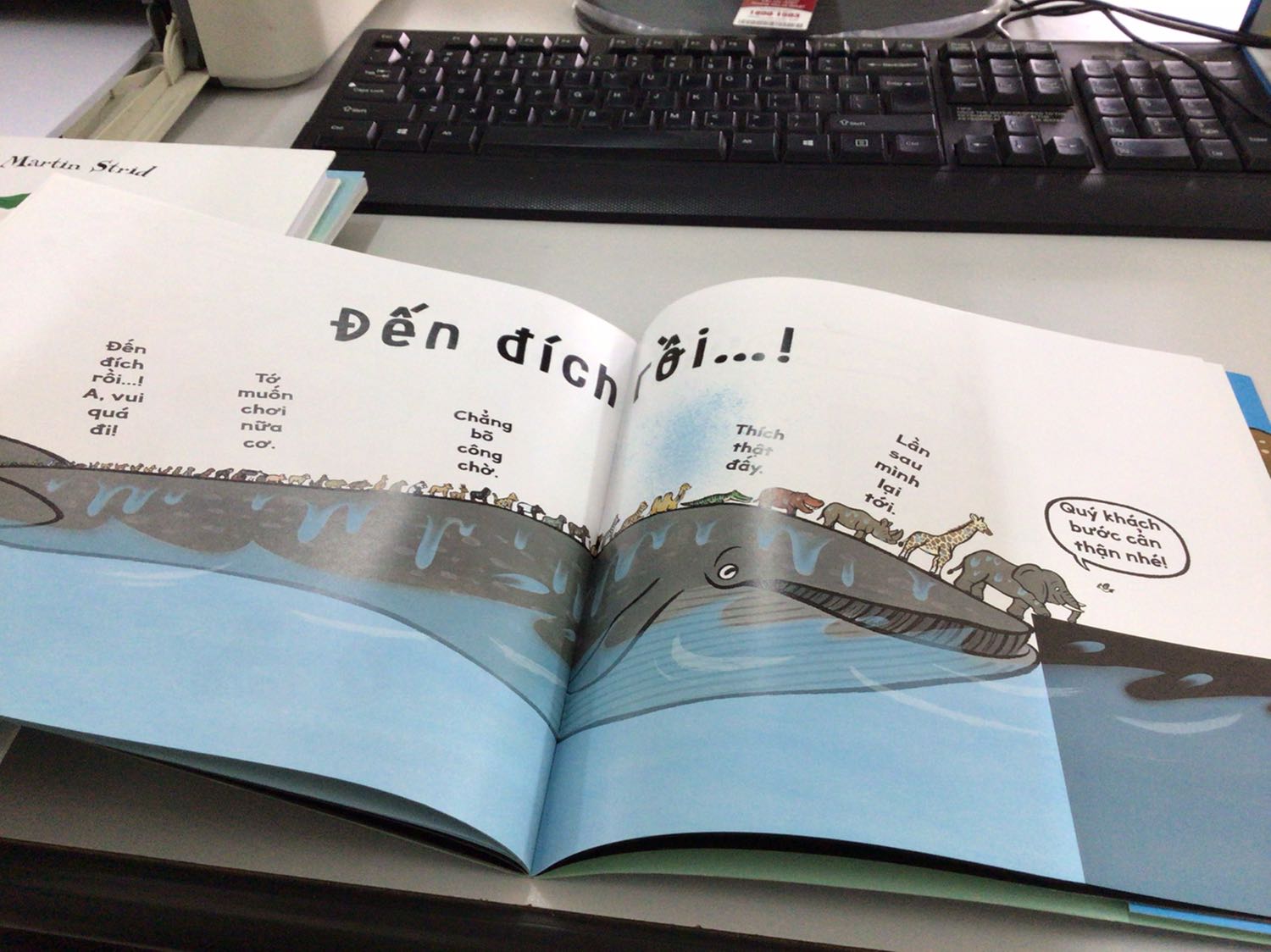 Cuốn ehon rất thú vị cho bé mầm non. Bé học lớp 2 nhà mình cũng thích đọc. Nhiều con vật giúp bé học cách đếm, học nhận biết các loài vật. Nội dung bất ngờ thú vị.
