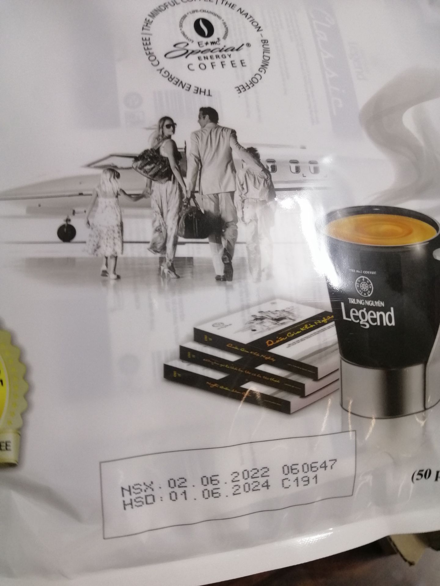 Thiết kế trang nhã. Dung lượng mỗi gói hơi ít (17g), nên ai gu đậm thì khi pha đá sẽ pha 2 gói. Mình hay thử các loại cà phê mới ra, quay qua quay lại vẫn thích loại này hơn: cà phê không đắng kiểu đắng nghét, lượng đường không bị nhiều quá và không bị lẫn sang vị ngọt dùng cho bánh kẹo. Mình hay cho thêm chút bột kem coffee mate và sữa đặc khi pha đá. Một điểm cộng nữa là hạn sử dụng đến 2 năm.