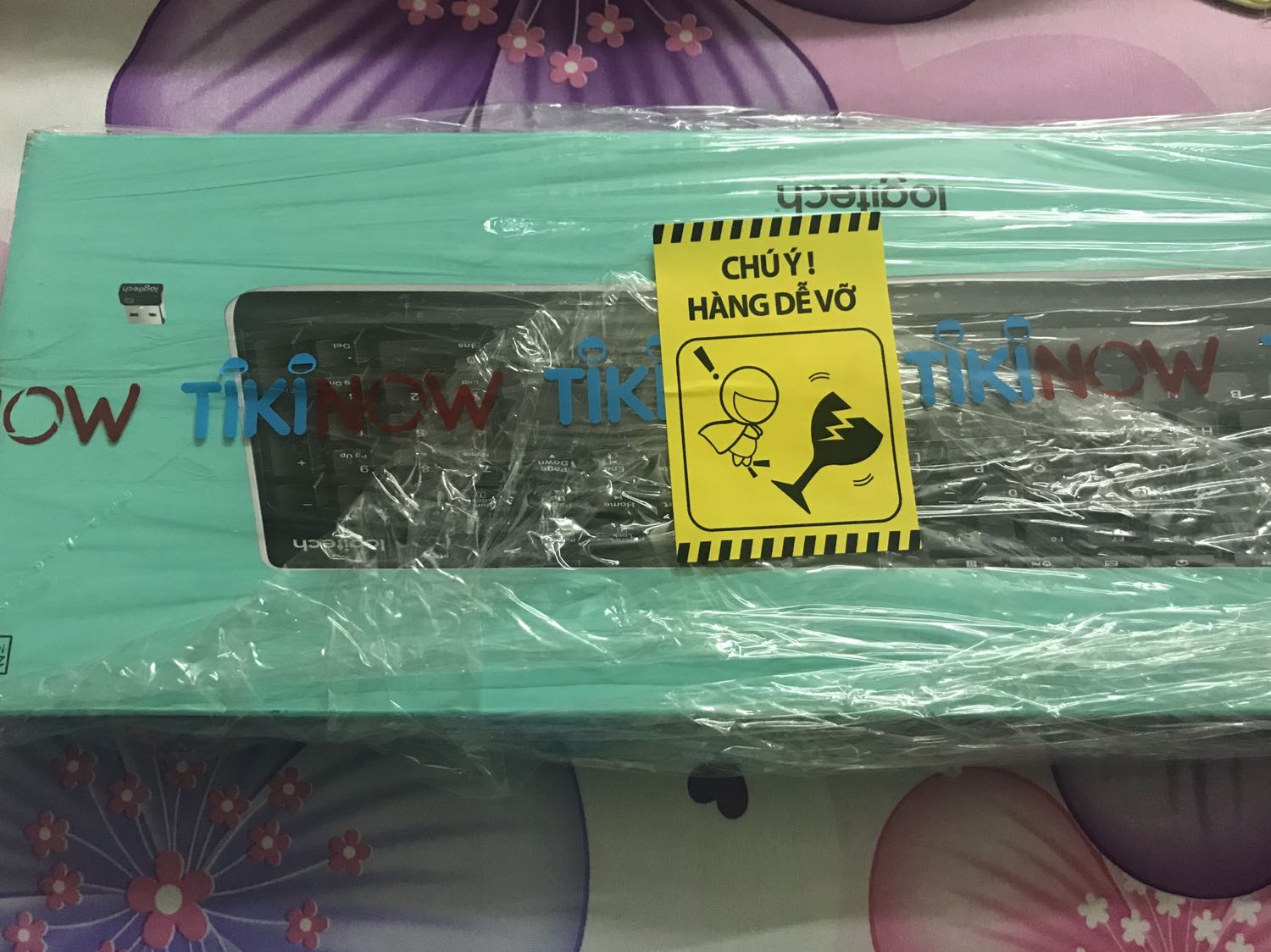 Điểm cộng: bàn phím có giá đỡ nên đỡ mỏi tay. Phím bấm nhạy mặc dù là giả cơ. Các phím tắt hoạt động tốt và hiệu quả. Kết nối Bluetooth nhanh và độ trễ không cao.
Điểm trừ: do giả cơ nên đánh máy lâu sẽ mỏi tay, không so được độ nhạy và nhẹ của bàn phím cơ.
Không có hiển thị đèn các phím Num Lock, Caps Lock, Scroll Lock. Điểm cộng: bàn phím có giá đỡ nên đỡ mỏi tay. Phím bấm nhạy mặc dù là giả cơ. Các phím tắt hoạt động tốt và hiệu quả. Kết nối Bluetooth nhanh và độ trễ không cao.
Điểm trừ: do giả cơ nên đánh máy lâu sẽ mỏi tay, không so được độ nhạy và nhẹ của bàn phím cơ.
Không có hiển thị đèn các phím Num Lock, Caps Lock, Scroll Lock.