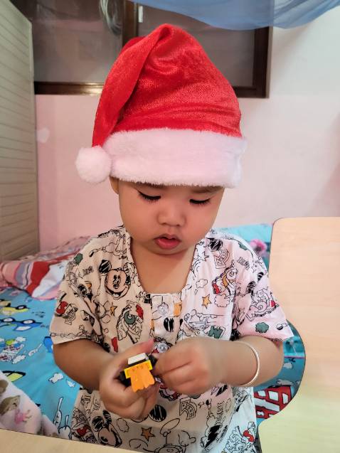 Hộp nhìn đẹp, đúng chất lượng, nhưng hộp có nắp nhựa và thân dưới bằng bìa carton nên sợ không bền, bé chơi vài bữa chắc banh cái hộp, nhựa đẹp hoàn thiện tốt, rất thích Qman ở chỗ chăm chút sản phẩm mẫu mã như Lego thật vậy đó, giá cả phải chăng.