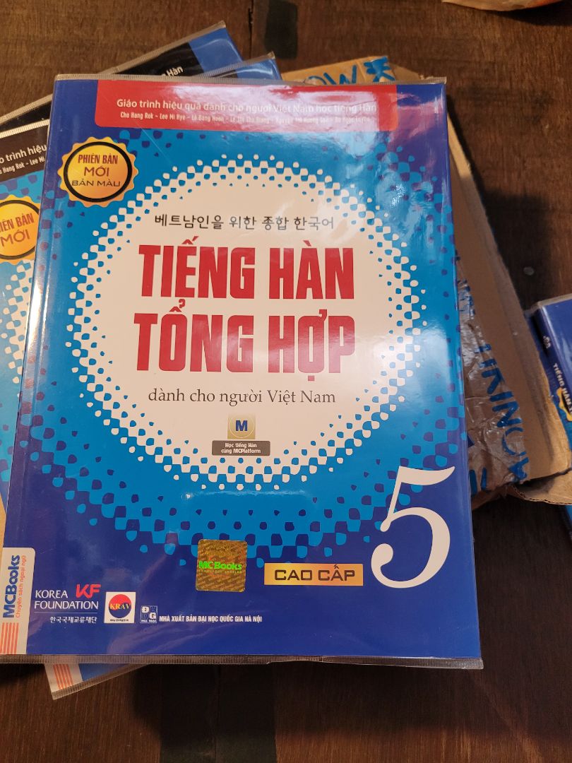 Sách màu in đẹp rõ nét. Mình đã đọc bản pdf nên quyết định mua sách giấy.