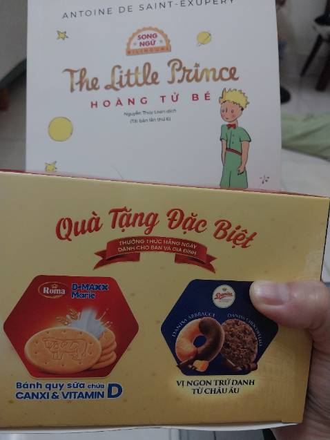 Ủa có quà kèm theo luôn chứ, lúc đặt hok để ý cái tự nhin có bánh ăn, dzui ghê