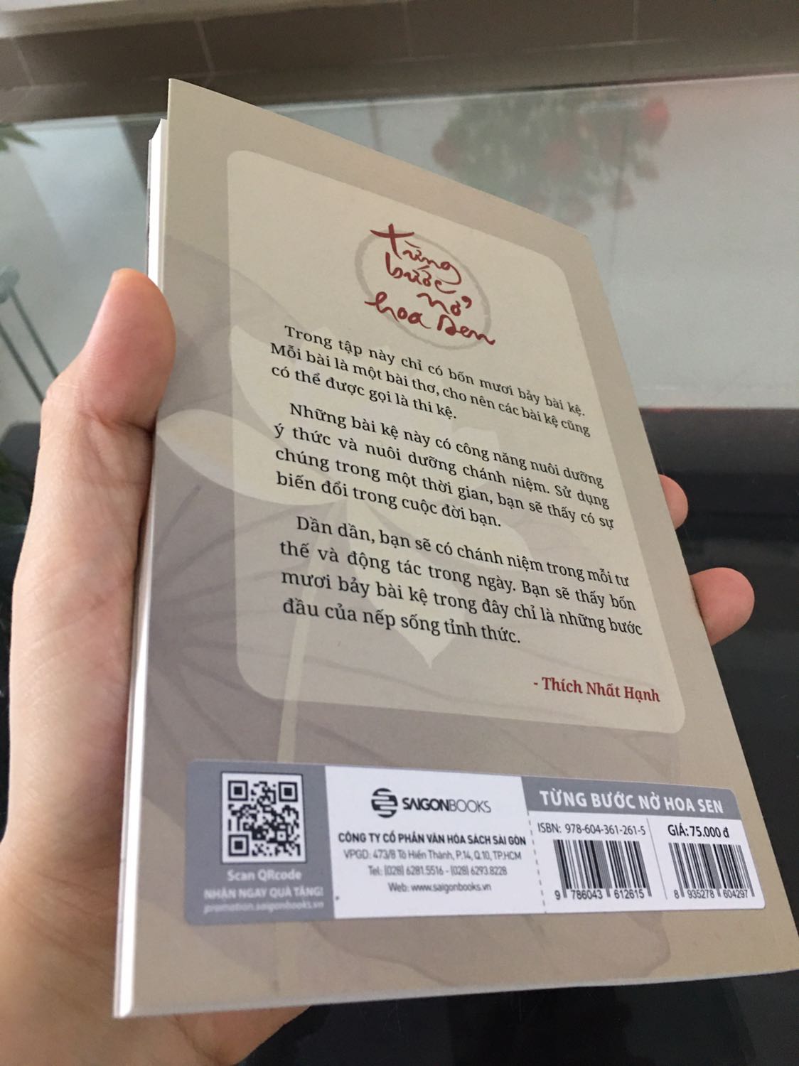 Sách này có thể đọc rất nhanh trong vòng vài tiếng nhưng nếu đọc xong mà cất một góc thì cuốn sách sẽ mất giá trị. Nội dung không phải khó hiểu được viết ngắn gọn chủ yếu để cho người đọc thường xuyên đọc lại và học thuộc, đặc biệt với những ai thích đọc thơ và ngâm nga thơ. Nếu bạn là một người thích tu tâm thì các bài thơ này theo mình còn hay hơn và dễ đọc hơn là đọc kinh hay đọc những bài tụng phiên âm. Nếu bạn tìm sự giải thích phân tích nhằm khai mở trên phương diện tâm lý thì sẽ hơi thất vọng vì đó không phải là trong tâm của sách. Cá nhân mình thì không thích cắm hoa thật vì mình thấy tội hoa nhất là khi thấy chúng bị sử dụng nhằm thoả mãn cái niềm vui cá nhân trong vài ngày rồi bị vứt vào sọt rác nên khi đọc cũng mong đợi một sự phân tích gì đó nhân văn về việc này thì không có. Dù sao thì như đã nói, đó không phải là trọng tâm của sách.