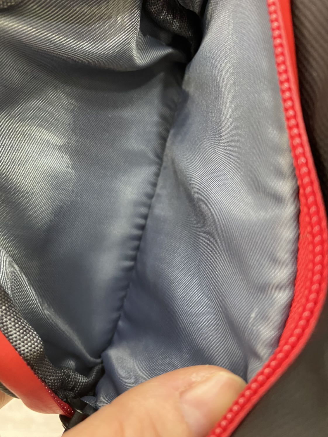 Sản phẩm quảng cáo chống thấp nước mà mới bị dính mưa có tí đã ngấm hết cả nước vào bên trong. Chất lượng rất k đáng so với giá tiền!!!! Đề nghị shop k quảng cáo lố !