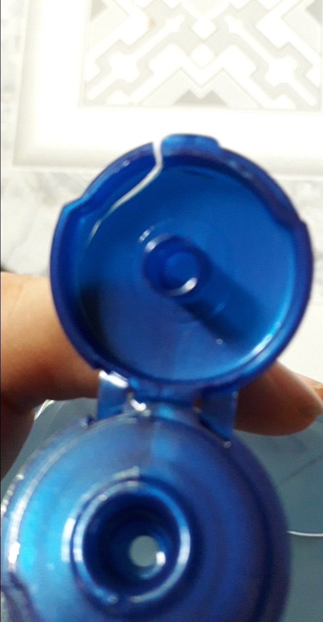 Mình hơi thất vọng về lần đặt hàng này. Shop gửi cho mình chai nước tẩy trang nhưng không bọc bao xốp hay 1 thứ gì cả mà chỉ bỏ chai vô hộp rồi đóng gói lại giao thôi. Lúc mình mở hộp ra thì nắp chai bị bể như hình và còn đổ nước ra nữa. Mong tiki xem xét lại và đổi trả hàng cho mình ?