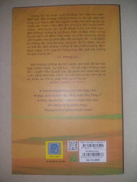 “Đám tang không hề có tiếng khóc gào thét lên như mọi đám tang khác, nhưng tất cả mọi người ai cũng thấy mình đang khóc – khóc âm thầm lặng lẽ - khóc về nỗi đau nhân tình – khóc cho một linh hồn cô độc “
Tôi đã từng nghĩ một cuốn tiểu thuyết hay về thân phận con người, về chiến tranh về làng quê Bắc bộ có lẽ cần nhiều trang sách hơn thế, cần đi sâu hơn nữa miêu tả đời sống nông thôn hậu chiến cùng những diễn biến tâm lý phức tạp nơi con người,  nhưng tôi đã nhầm -  “ Bến không chồng” không dài dòng cũng không cầu kỳ khoa trương trong ngôn ngữ và thủ pháp kể chuyện, những câu chuyện kể mộc mạc chân thực cùng lối hành văn giản dị, tự nhiên tự nó đã khiến bao cảm xúc ùa về nơi độc giả.